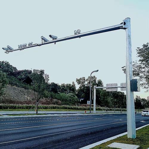 监控杆与交通信号灯杆 城市安防与交通管理的得力助手
